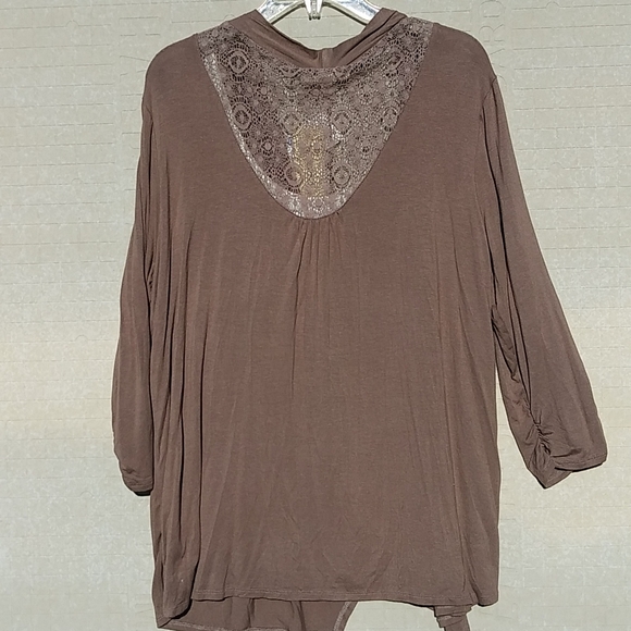 Late August Women Top.  NWT - Picture 4 of 4